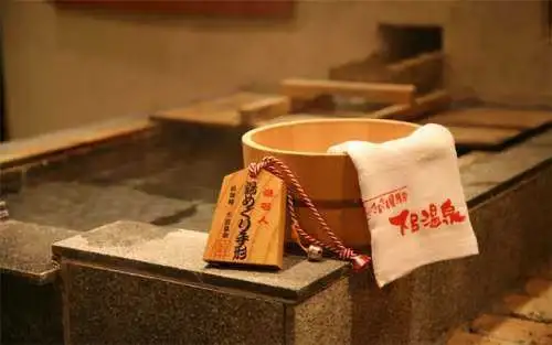 Tắm onsen khá thú vị trong đó có yêu cầu bạn phải diện “trang phục Adam” toàn diện và không được mang theo máy ảnh.
