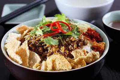 com-hen-hue