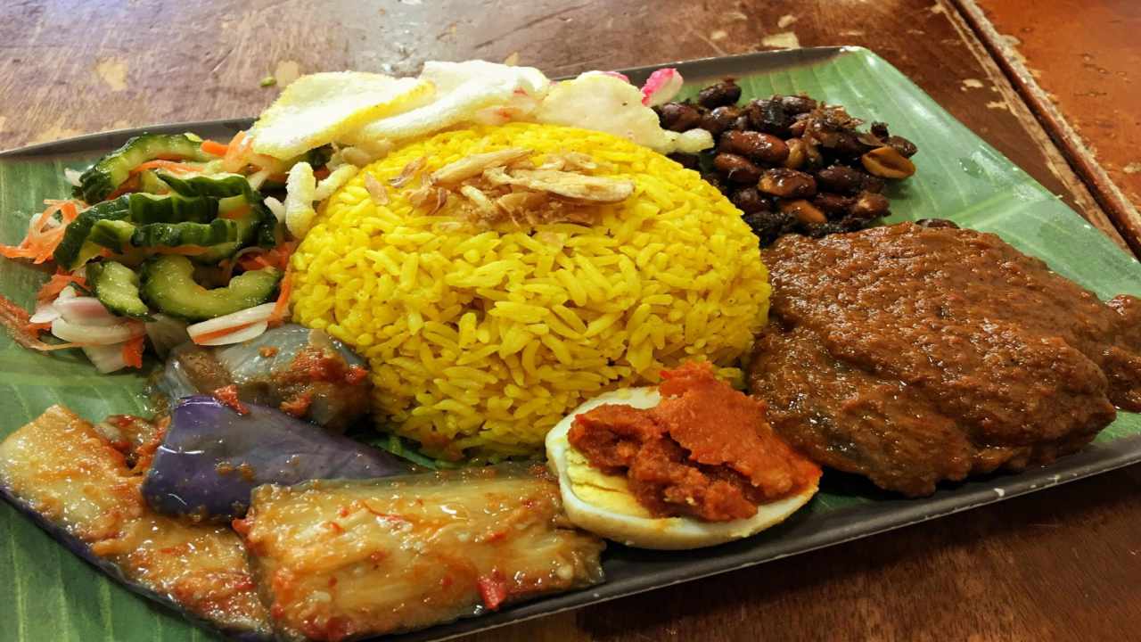 Cơm Nasi Kuning được trình bày khá cầu kỳ nhưng ăn vào thì ngon khó cưỡng. Tour Indonesia. 