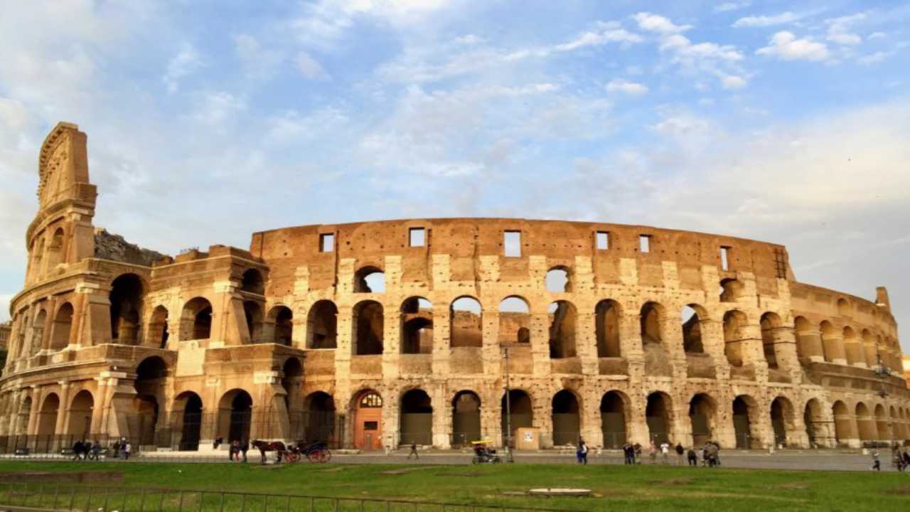 Đấu trường Colosseum - một điểm tham quan rất thu hút khách du lịch châu Âu.