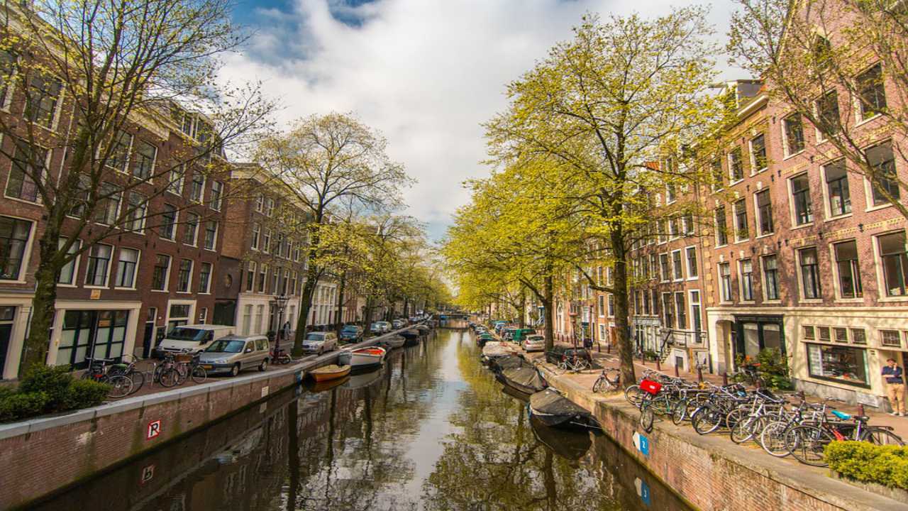 Khi đi tour Hà Lan, người ta sẽ bảo bạn phải đến góc phố lung linh nhất ở Amsterdam này đây.