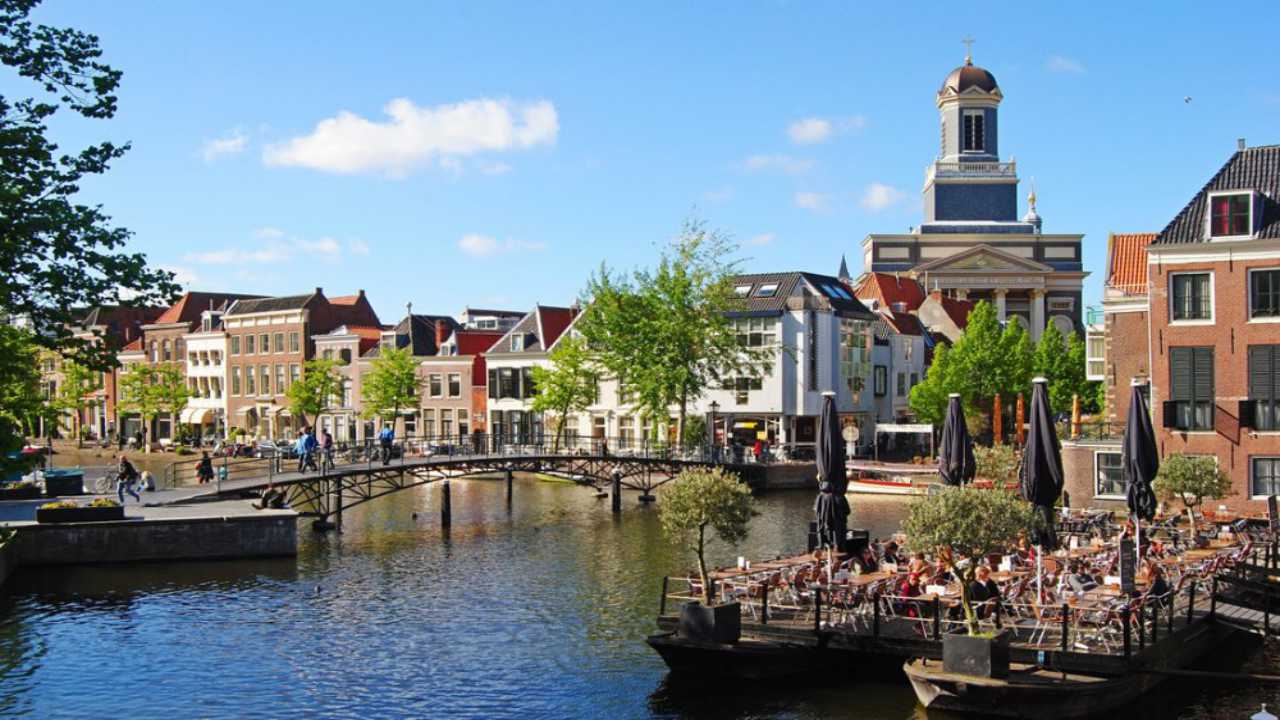 Mỗi khi đến du lịch Hà Lan, bạn cũng nên dành chút thời gian ghé qua thành phố Leiden tham quan nhé. 