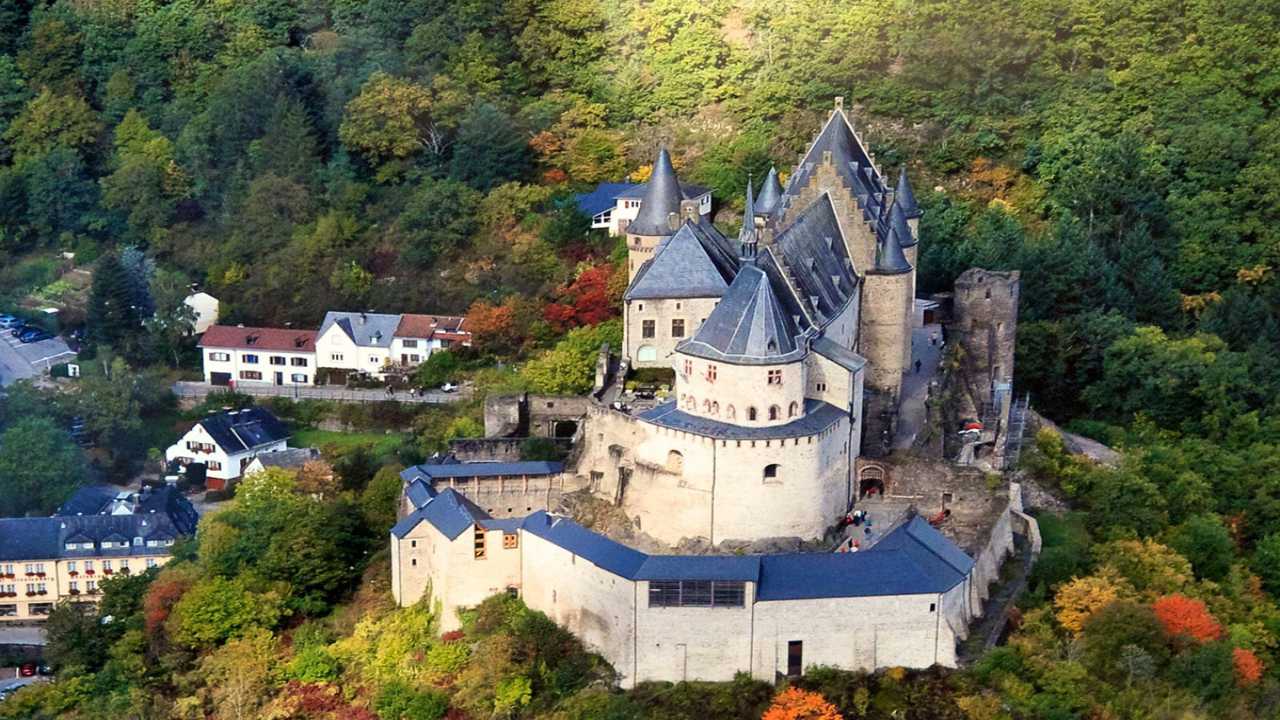 Lâu đài Viande cực kỳ tráng lệ với những khu rừng bao phủ, sẽ tuyệt hơn nếu bạn đến đây khi đi tour Luxembourg vào mùa thu! 