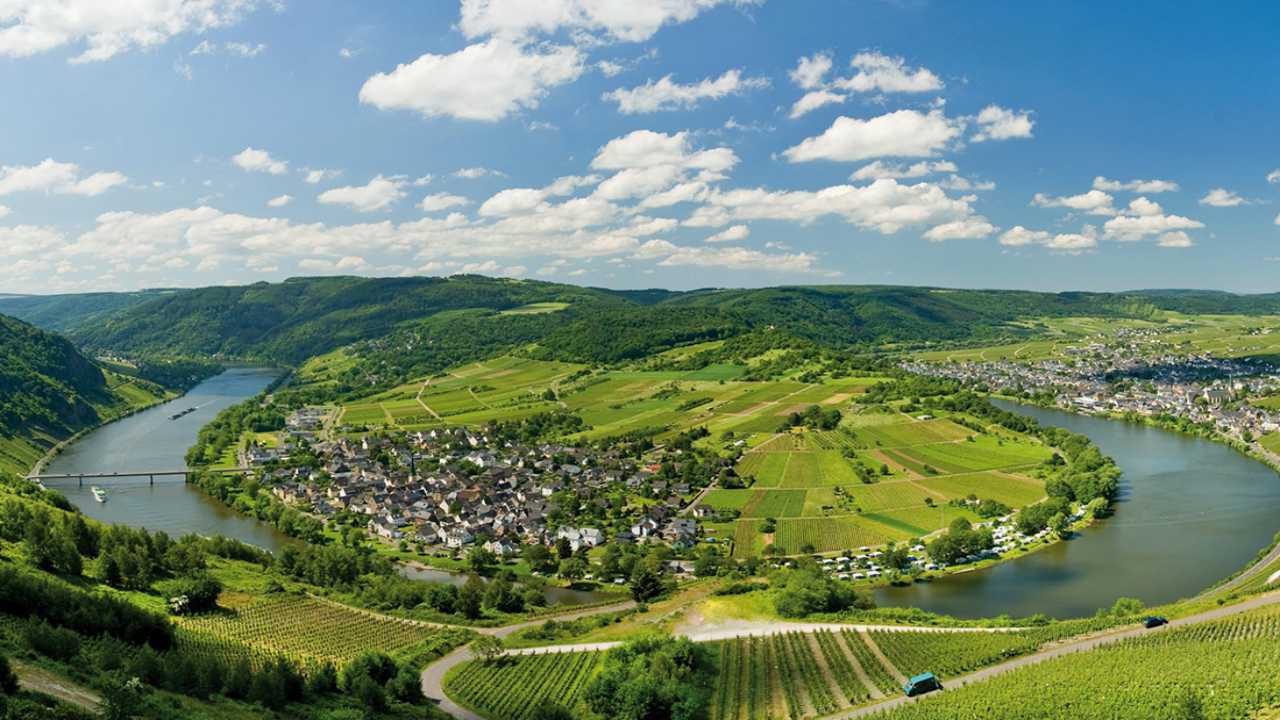 Dòng sông Moselle hiền hòa chảy qua thung lũng rộng lớn xanh mướt một màu. Tour du lich Luxembourg.