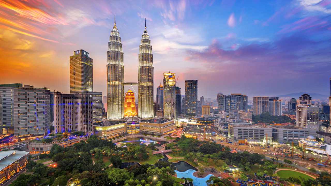 Đi tour du lịch Malaysia đến Kuala Lumpur bạn phải làm vài pô với tòa tháp đôi Petronas nổi tiếng nhé. Tour Malaysia.