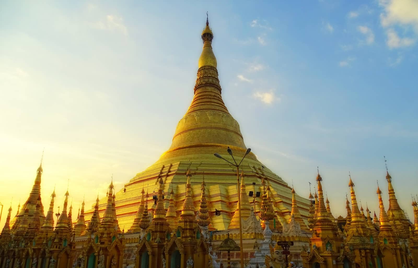Chùa Shwedagon cũng là điểm đến ưa thích trong các tour Myanmar.