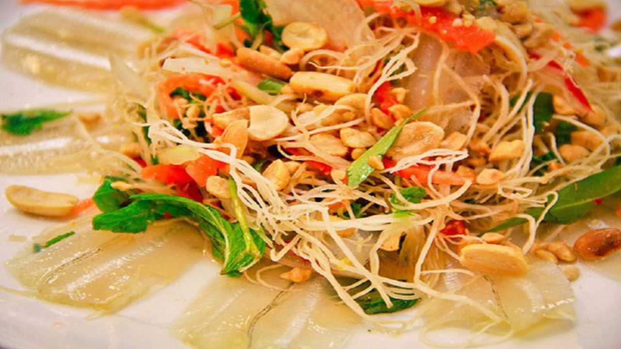 Gỏi cá mai Ninh Chữ có hương vị vô cùng đặc biệt mà ăn một lần là muốn ăn mãi không thôi. Tour du lich Ninh Chu.