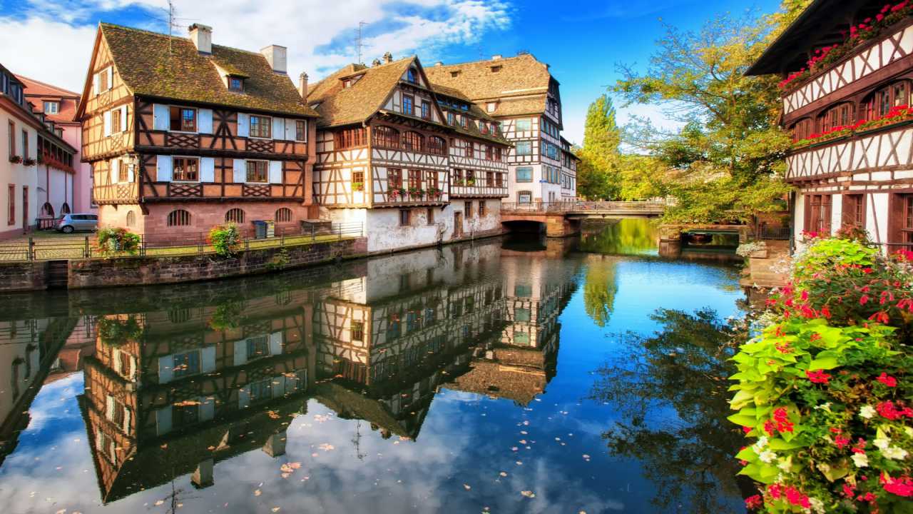 Du lịch nước Pháp đến Strasbourg sẽ mê hoặc bạn với khung cảnh mộng mơ, thần tiên như thế này.
