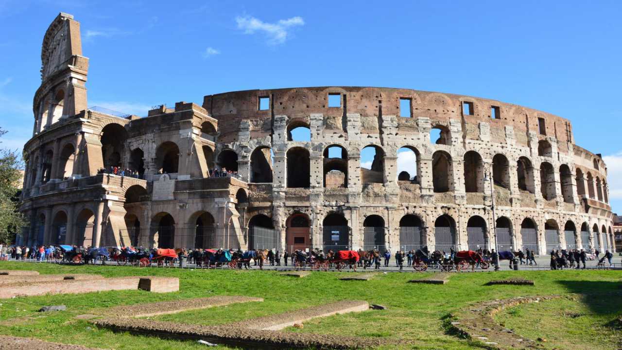 Đấu trường La Mã Colosseum - điểm đên tham quan tour du lịch Ý thu hút du khách trong nước lẫn quốc tế.