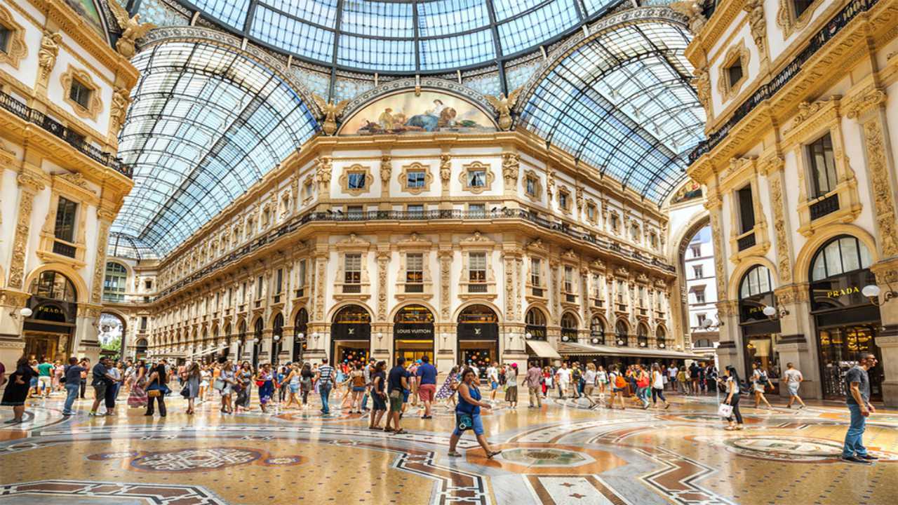 Kinh đô thời trang Milan còn gây ấn tượng với các kiến trúc cổ kính ấn tượng. Tour du lịch Ý. 