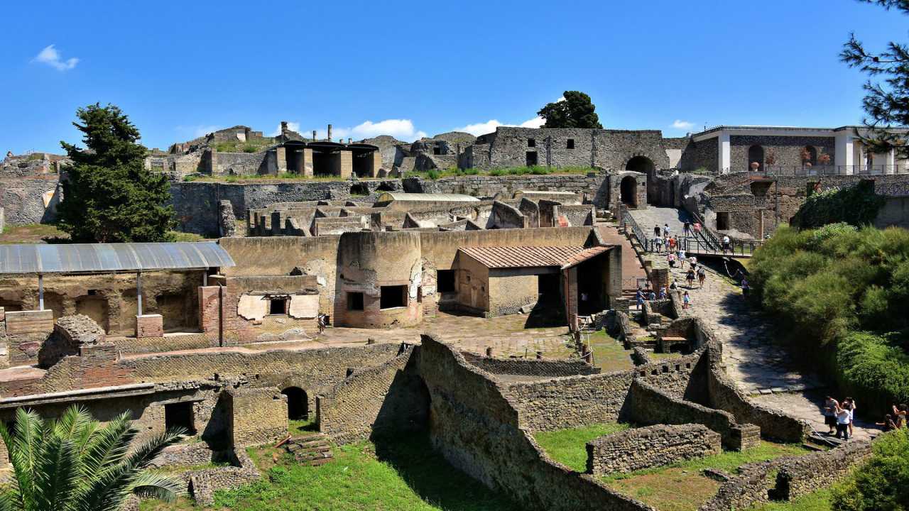 Thành phố Pompeii - một nạn nhân điển hình do núi Vesuvius phun trào. Tour du lich Y.