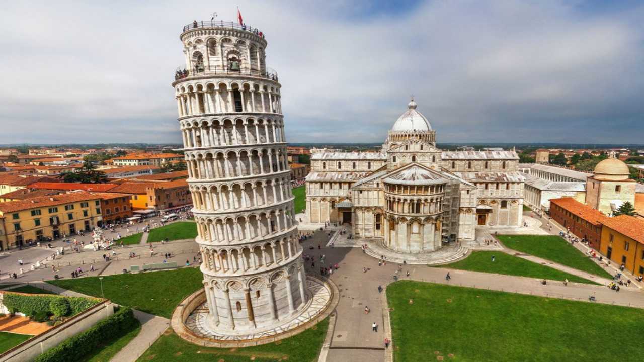 Đi tour du lịch Ý, bạn nhất định phải ghé tháp nghiêng Pisa sống ảo ngay nhé.