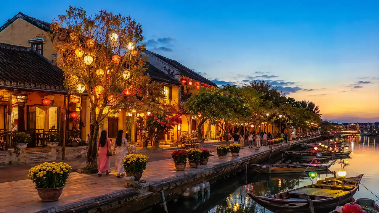 Phố cổ Hội An trong tour Tết Đinh Mùi 2027